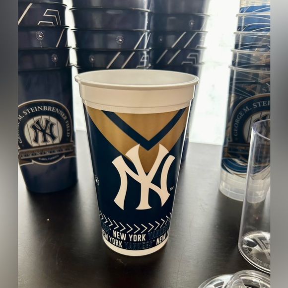 Lot of NY Yankees cups, buckets and shakers 40+ items - Picture 6 of 7
